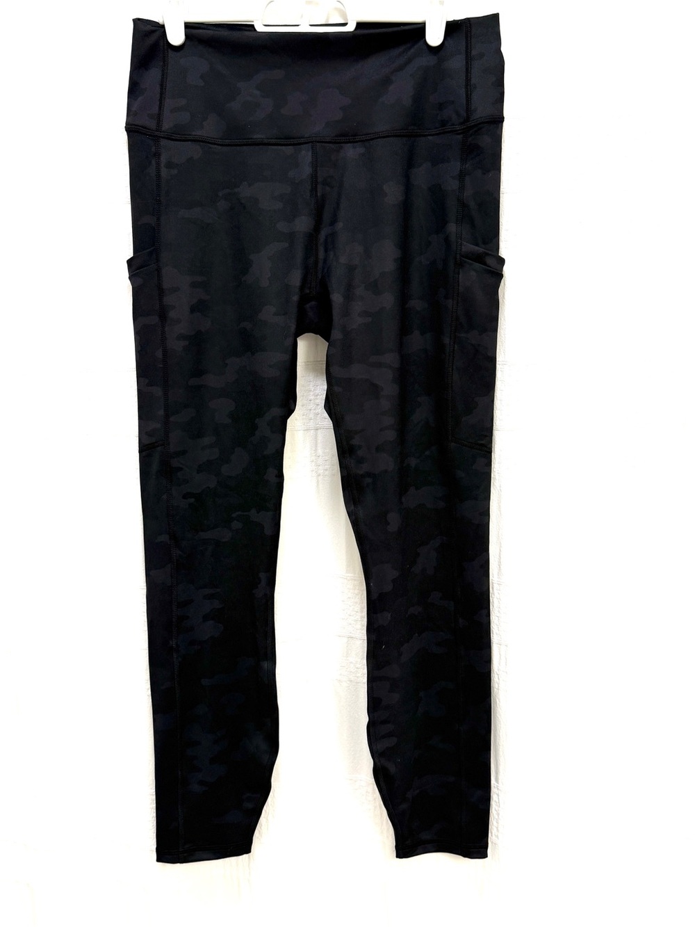 NWT Fabletics PowerHold High Waisted Leggings Black Camo Womens Large Pockets